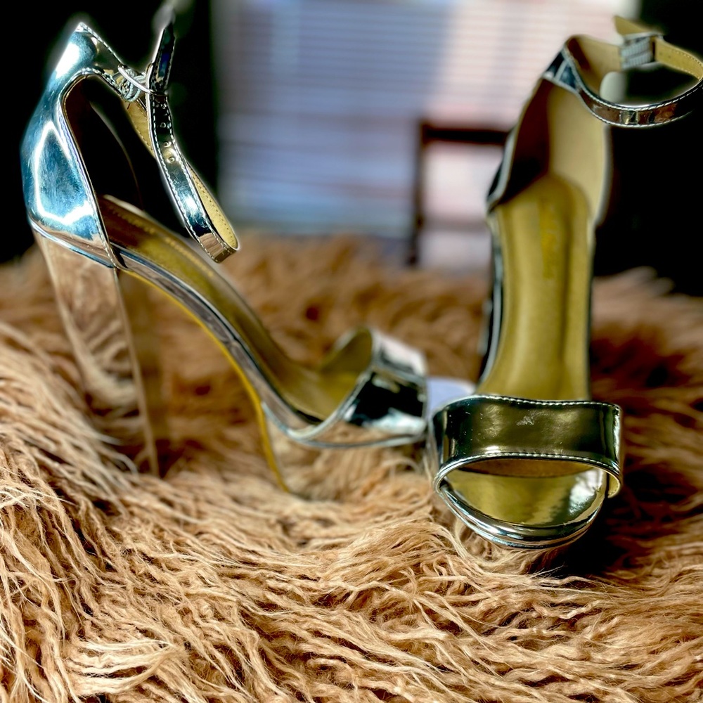NWOT, Shiny silver Mark and Madddux platform heels, size 8.5